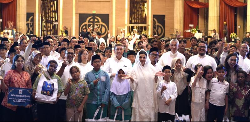 Ketua DPP INSA Carmelita Hartoto (tengah) bersama pengurus dan yatim piatu