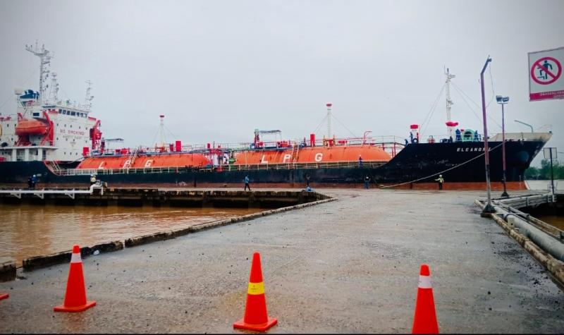Proses bongkar muat LPG ini dilakukan dengan pola operasi pipanisasi langsung ke tangki untuk memudahkan distribusi dan penyimpanan.