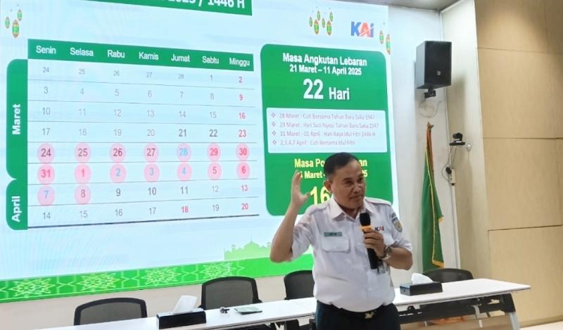 Manager Humas Daop 1 Jakarta Ixfan Hendriwintoko saat jumpa pers mengenai persiapan Angkutan Mudik Lebaran di kantor KAI Daop 1 Jakarta, Cikini pada Kamis (13/3/2025). 
