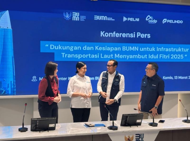 Dirut ASDP (tengah) saat konpres di Kantor BUMN