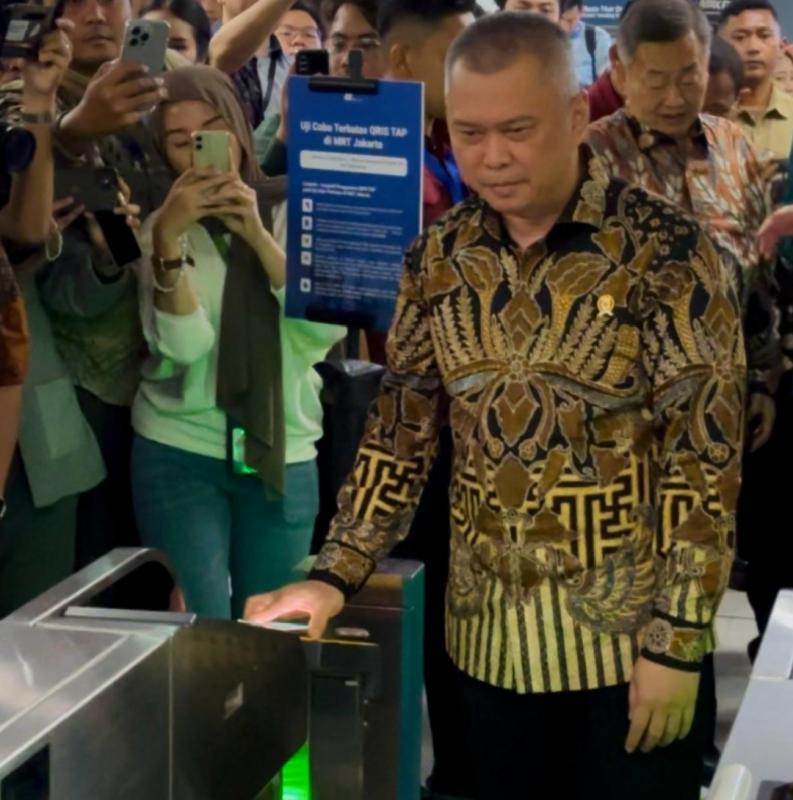 Menhub menjajal masuk gate MRT dengan Tap Qris