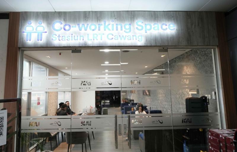 Area Co-Working Space di Stasiun LRT Jabodebek Cawang tersedia Loco Cafe dengan beragam menu. 