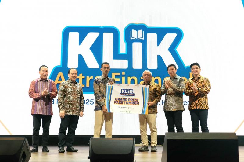 CEO FIFGROUP, Siswadi (ketiga dari kanan) secara simbolis menyerahkan hadiah Umrah kepada Azqal Azkia, seorang guru Informatika dari SMP PAB 8 Sampali (ketiga dari kiri), dalam rangkaian program KLiK Astra Financial yang didampingi oleh jajaran Direktur Astra Financial dan Lini Bisnis Keuangan Astra (13/03). foto istimewa/fifgroup