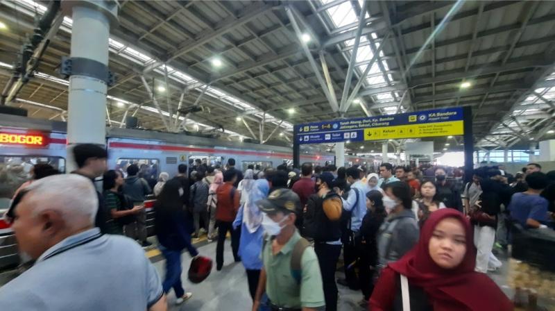 Suasana di Stasiun Manggarai ramai penumpang KRL. (Ilustrasi)