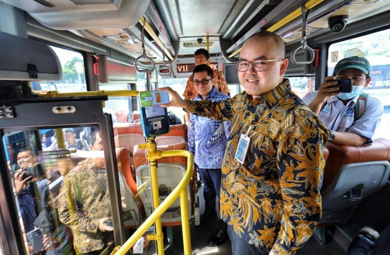 Naik transportasi umum dengan Qris