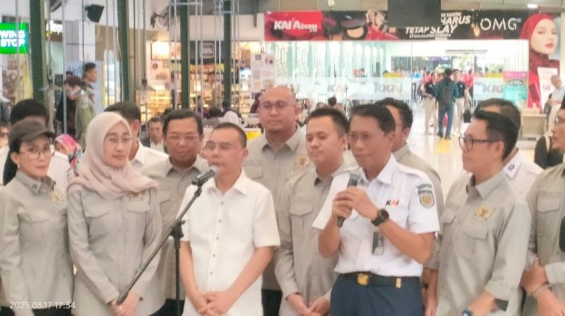 Kunjungan DPR-RI ke Stasiun Pasar Senen untuk mengecek kesiapan layanan Angkutan Mudik Lebaran.