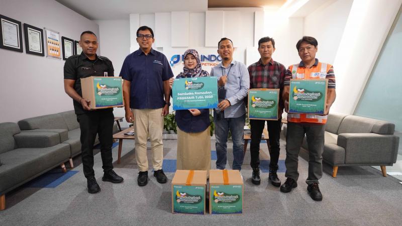 Direktur Keuangan, SDM & Manajemen Risiko menyerahkan bantuan kepada korban banjir wilayah Bekasi. foto: IPC TPK