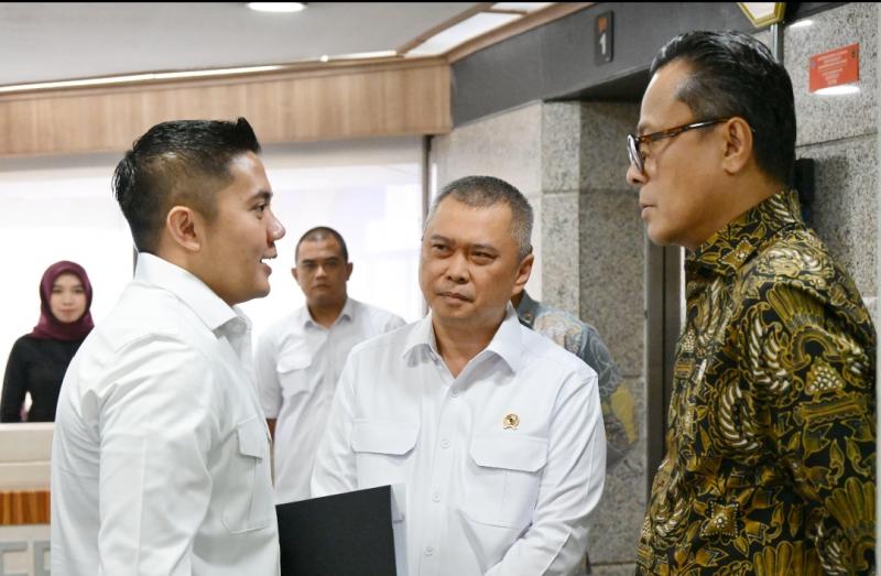 Menhub bersama Wamen BUMN dan Seskab