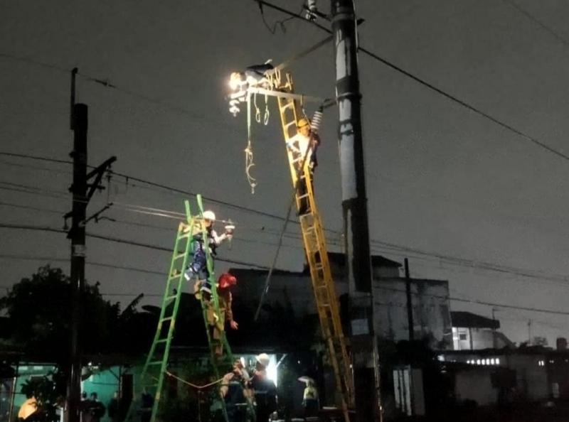 Petugas melakukan penanganan pada listrik aliran atas yang mengalami gannguan di Jalur Rel antara Stasiun Cikarang-Tambun pada Senin (18/3/2025) malam.