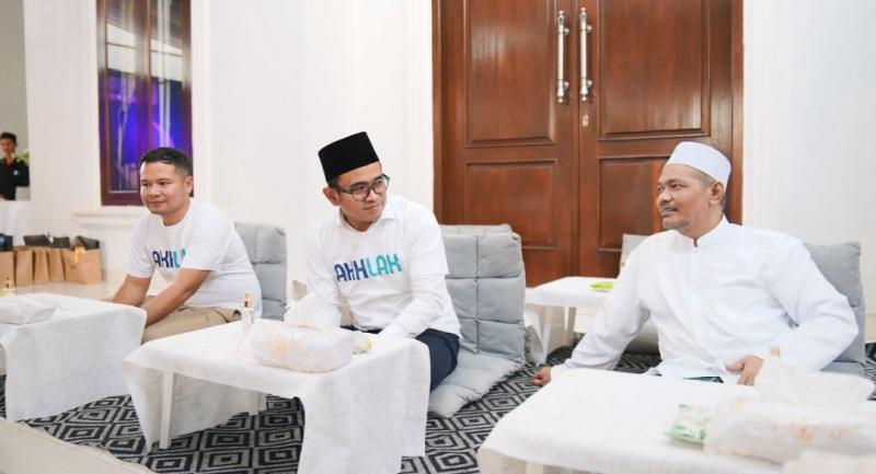 Dirut ASDP (tengah) di sela berbagi Ramadan