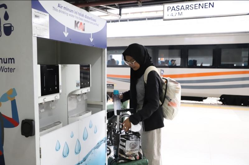 Penyediaan dispenser air minum gratis oleh KAI untuk mengurangi sampah dari botol plastik.(Ist)