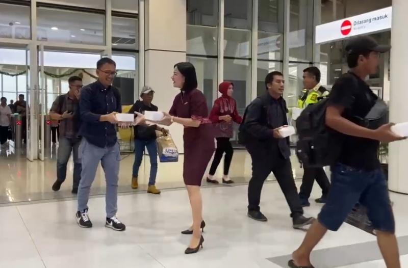 KCIC membagikan ribuan takjil berbuka puasa untuk penumpang Whooah saat jam berbuka. (Ist)