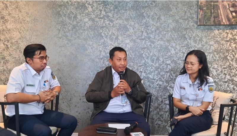 Executive Vice President LRT Jabodebek Mochamad Purnomosidi (tengah) bersama jajaran saat memberikan penjelasan mengenai kesiapan mengenai Angkutan Libur Lebaran 2025, di Stasiun Cawang, Kamis (20/3/2025).