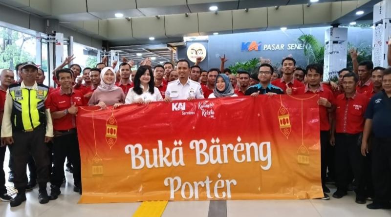Buka puasa bersama porter pengangkut barang penumpang kereta api di Stasiun Pasar Senen pada Jumat (21/3/2025).