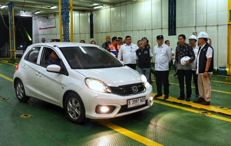 Menhub di sela peninjauan Pelabuhan Indah Kiat