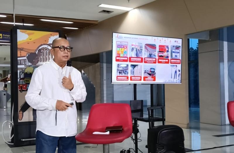 Vice President Corporate Secretary KAI Commuter Joni Martinus saat pemaparan persiapan Angkutan Mudik Lebaran 2025 di Stasiun Sudirman Baru, Jakarta, Sabtu (22/3).