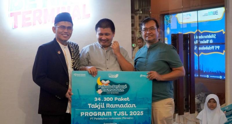 Direktur Utama dan Komisaris Utama PTP memberikan secara simbolis bantuan santunan anak yatim, paket sembako kepada TKBM dan takjil kepada masyarakat sekitar wilayah operasional