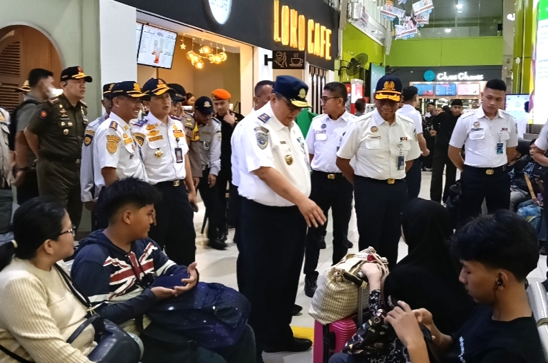 Dirjen Perkeretaapian Risal Wasal bersama Dirut KAI beserta jajaran menyapa penumpang kereta api di Stasiun Gambir pada Senin (24/3/2025).