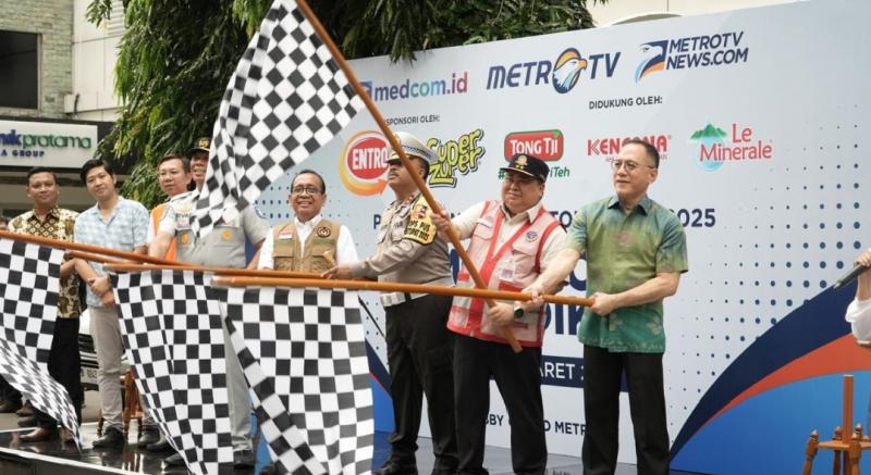 Plt Dirjen Darat saat melepas tim media pelliput mudik Lebaran