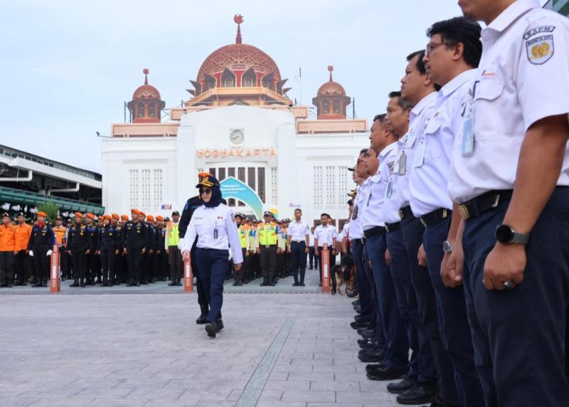 Apel pasukan KAI Daop 6 Yogyakarta mengenai kesiapan tentang Angkutan Mudik Lebaran 2025 di Stasiun Yogyakarta pada Senin (24/3/2025).