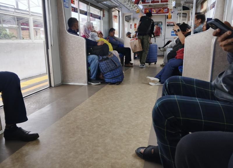 Suasana di KRL tujuan akhir Jakarta Kota siang ni
