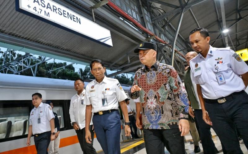 Menhub bersama Dirut KAI di Stasiun Pasar Senen