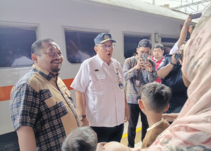 Dirjen Perkeretaapian dan Anggota Komisi V DPR sapa peserta mudik Motis