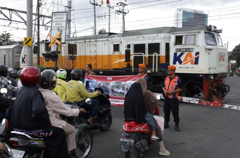 Sosialisasi di perlintasan sebidang mengenai keselamatan oleh KAI Daop 6 Yogyakarta.