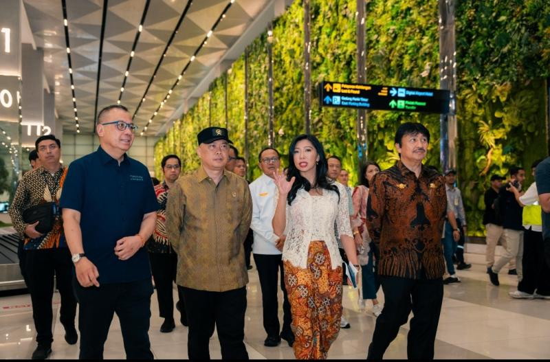 Dirut InJourney berbincang dengan Menhub di sela tinjauan ke Bandara Soetta