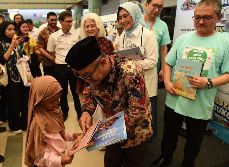 Mendikdasmen beri buku pada anak di Stasiun Pasar Senen