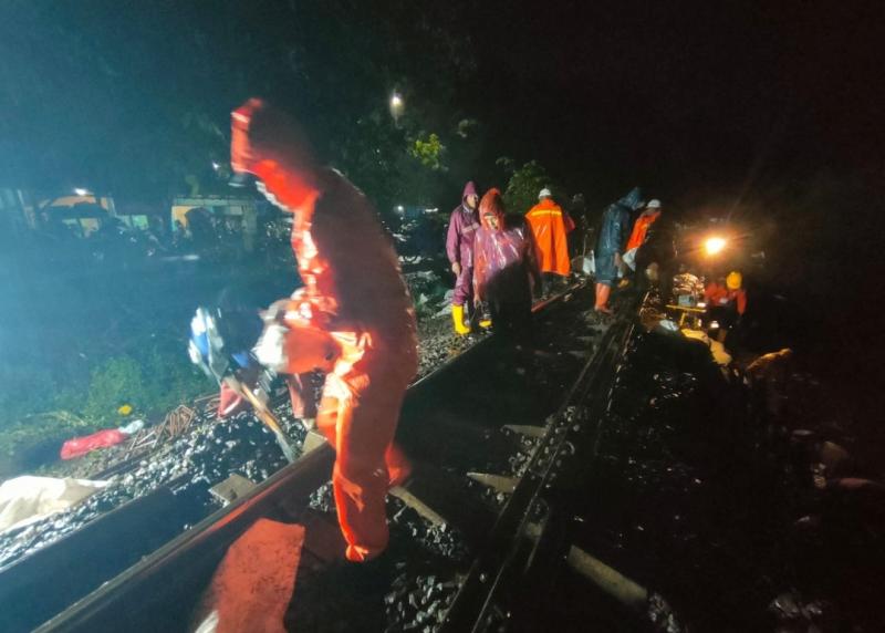 KAI terus melakukan upaya perbaikan jalur rel KA terdampak longsor di Tasikmalaya pada Jumat, 28 Meret 2025.