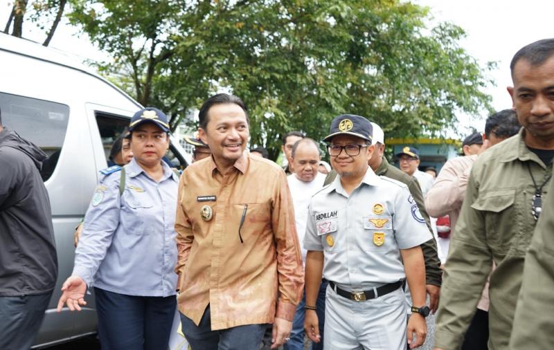 Kepala JR Kalsel dan Wagub Kalsel disela pelepasan mudik gratis