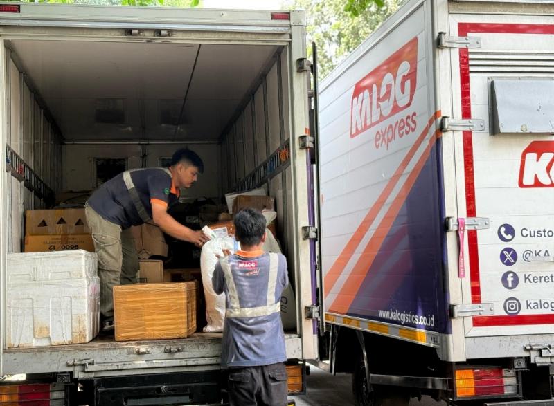 Petugas KAI Logistik tengah memeriksa dan menata paket kiriman pelanggan di area layanan KALOG Express, jelang arus balik Lebaran 2025. Layanan ini menjadi andalan masyarakat untuk pengiriman paket, sepeda motor, hingga hewan peliharaan.