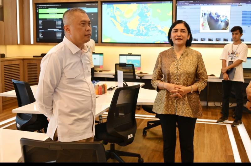 Menhub bersama Dirut Pelni saat meninjau ke Kantor Pelni
