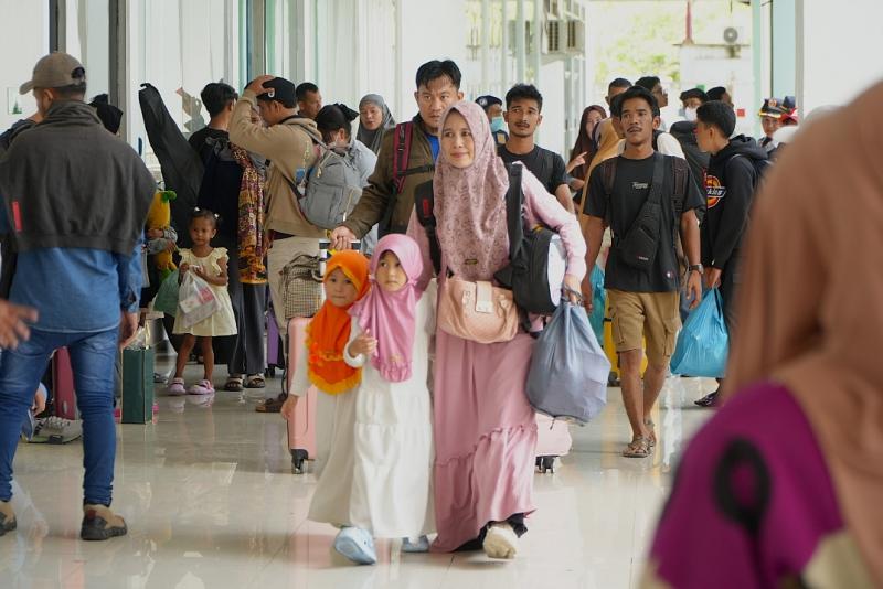 Pemudik dengan kapal laut