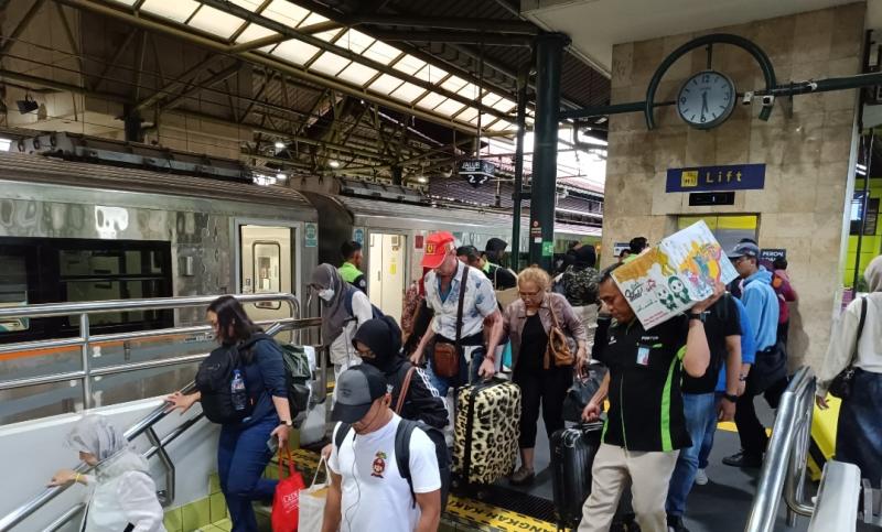 Penumpang kereta api mulai berdatangan di Stasiun Gambir yang merupakan kelolaan Daop 1 Jakarta saat arus balik mudik Lebaran 2025.