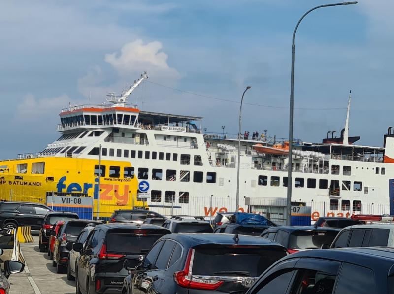 Suasana di Pelabuhan Penyeberangan