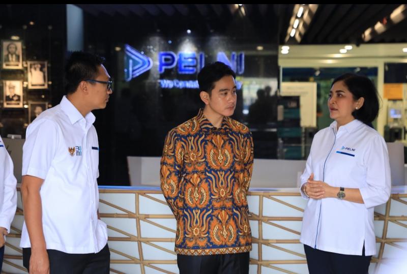 Wapres (tengah) bersama Dirut Pelni dan Wamen BUMN