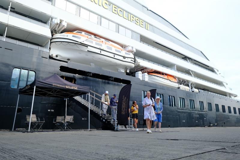 Kapal Pesiar Scenic Eclipse II sandar di Pelabuhan elabuhan Makassar 