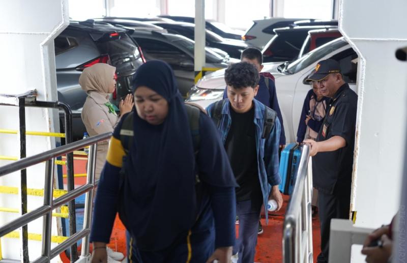 Penumpang kapal penyeberangan