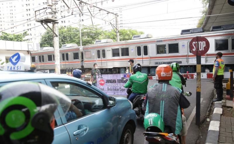 Petugas KAI Commuter mengingatkan pengendara untuk selalu mematuhi peraturan lalu lintas di perlintasan sebidang, guna mencegah kecelakaan dan menjaga keselamatan bersama.  