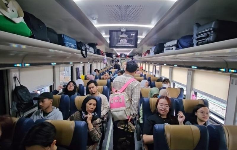 Penumpang naik kereta api jarak jauh. (Ist)
