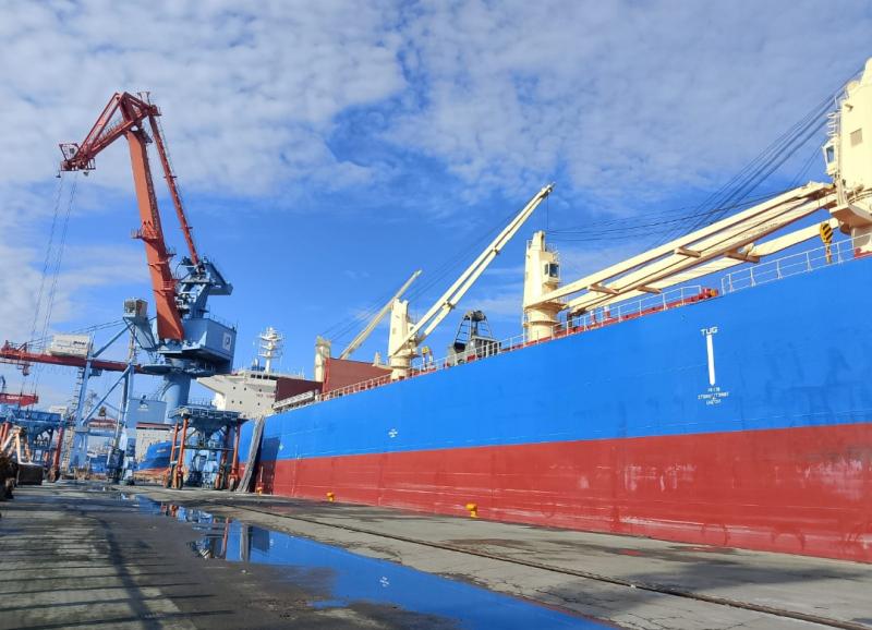 Kegiatan Kapal MV ATLANTIC TSUBAKI di Kade 114U Bongkar Steel Coils