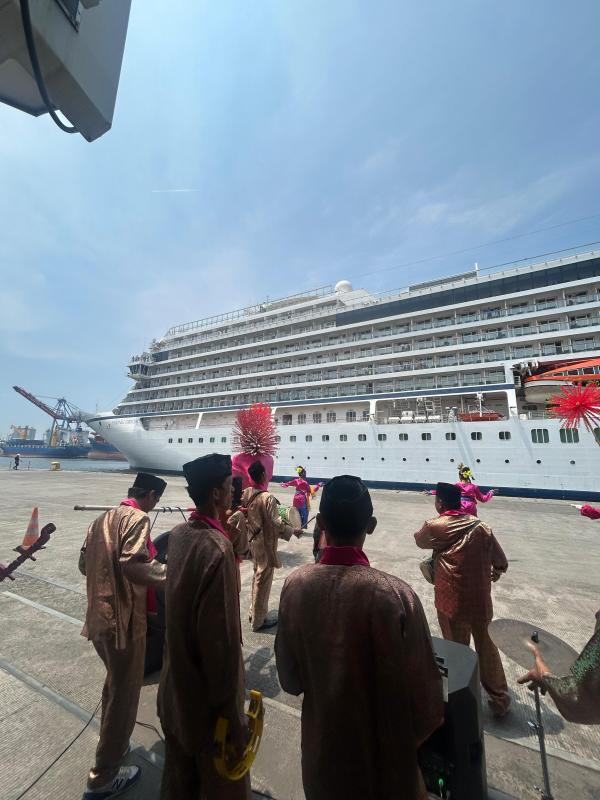 Kapal pesiar Viking Orion sandar di Pelabuhan pelabuhan Tanjung Priok 