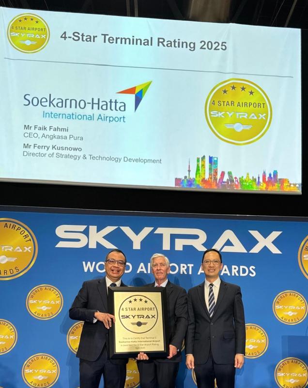 Dirut InJourney Airports saat menerima penghargaan Skytrex
