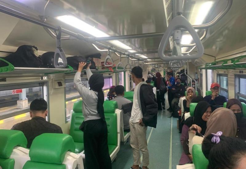 Penumpang KA BIAS ramai saat masa Angkutan Mudik Lebaran 2025.