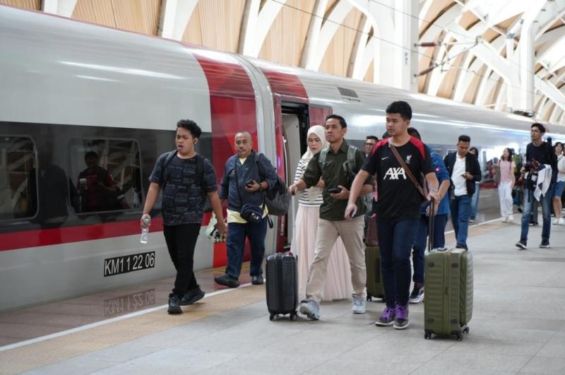 Sejumlah penumpang Kereta Cepat Whoosh di Stasiun Halim saat masa Angkutan Lebaran 2025. KCIC mencatat total 341.100 penumpang menggunakan layanan ini, dengan Stasiun Halim sebagai titik keberangkatan dan kedatangan terpadat sepanjang periode Lebaran.