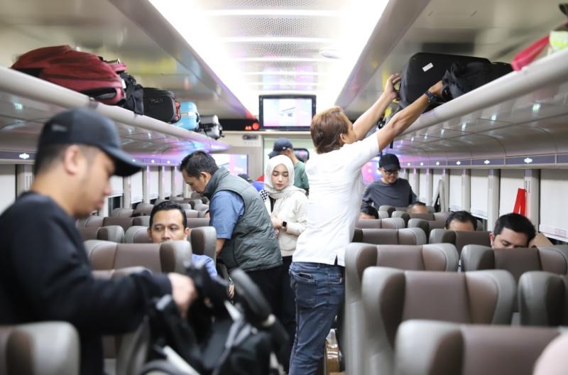 Suasana di dalam kereta api, penumpang banyak yang membawa barang bawaan seperti koper tas dan lain sebagainya. (Ist)