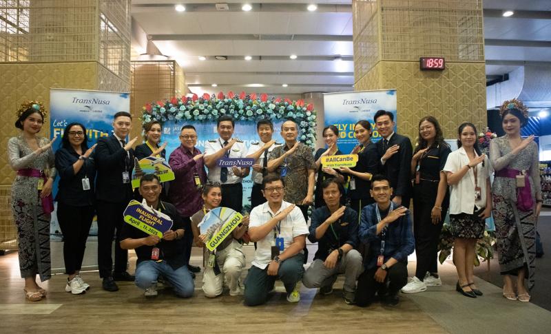 Foto bersama Direktur Utama TransNusa saat peresmian ruta Denpasar-Guangzhou. Foto istimewa/TransNusa 