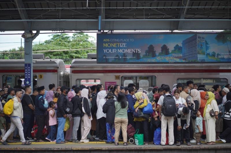 Suasana di salah satu stasiun Commuter Line selama masa Angkutan Lebaran 2025, menunjukkan tingginya antusiasme masyarakat dalam menggunakan layanan kereta api.